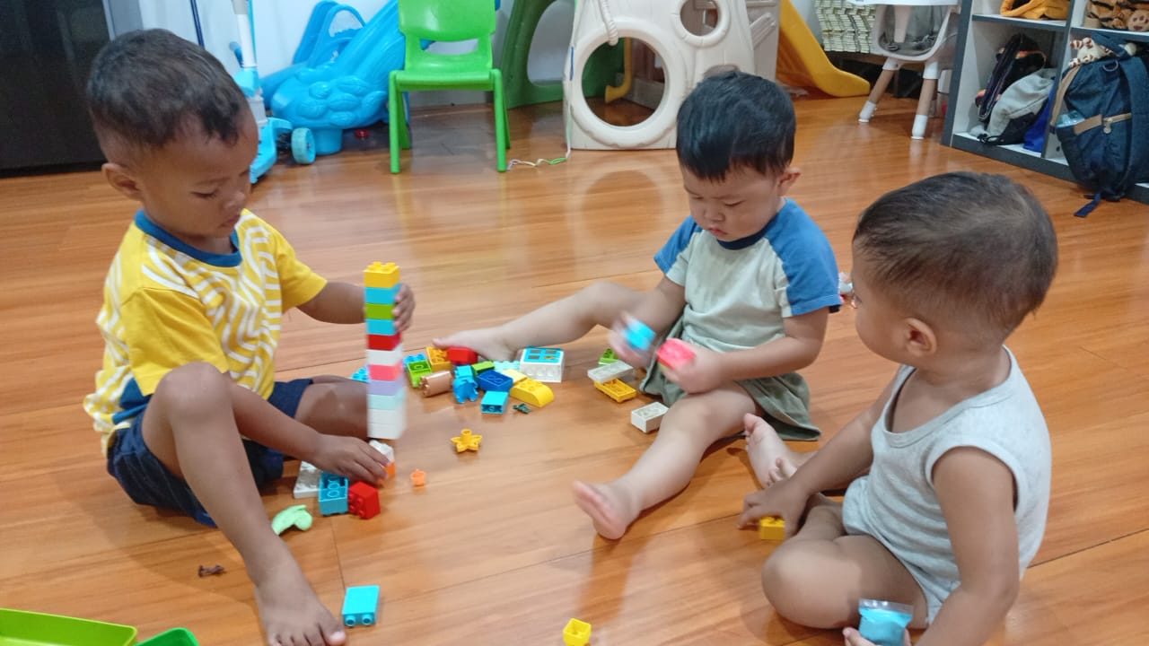 Anak-anak sedang bermain edukatif