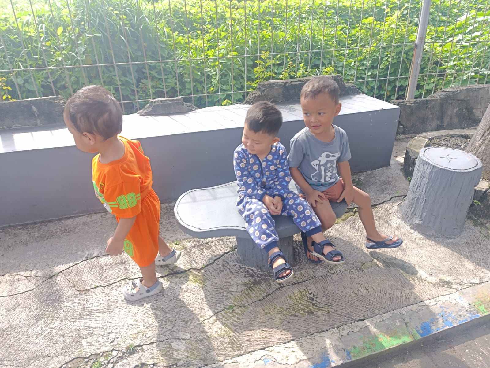 Kegiatan kreatif mewarnai anak